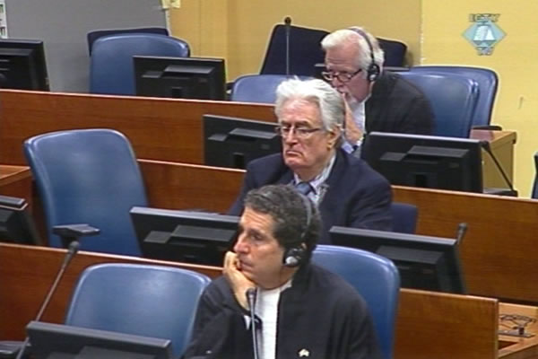 Radovan Karadžić u sudnici Tribunala između svog i pravnog savjetnika vijeća