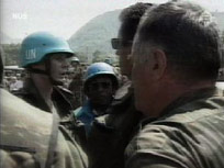Pripadnik holandskog bataljona sa Mladićem u Srebrenici