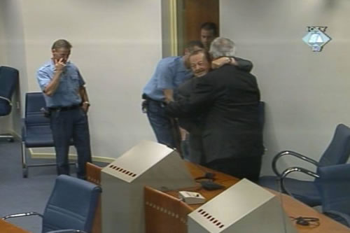 Ludvik Renko se grli sa Strugarom u sudnici Haškog tribunala
