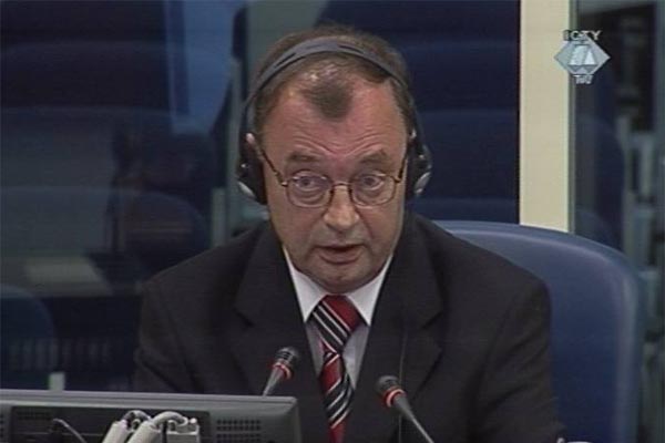 Manojlo Milovanović, svjedoči na suđenju oficirima vojske i policije bosanskih Srba optuženim za zločine u Srebrenici