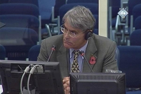 Rupert Smith, svjedok na suđenju oficirima vojske i policije bosanskih Srba optuženih za zločine u Srebrenici i Žepi