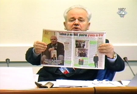 Slobodan Milošević sa novinama u sudnici Tribunala