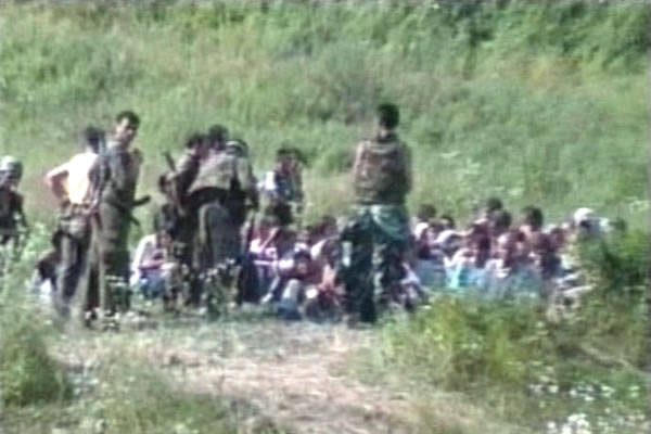 Dio video snimka na kojem je zabilježeno šta se događalo uoči i nakon što je Vojska Republike Srpske predvođena Ratkom Mladićem 11. jula 1995. godine ušla u Srebrenicu