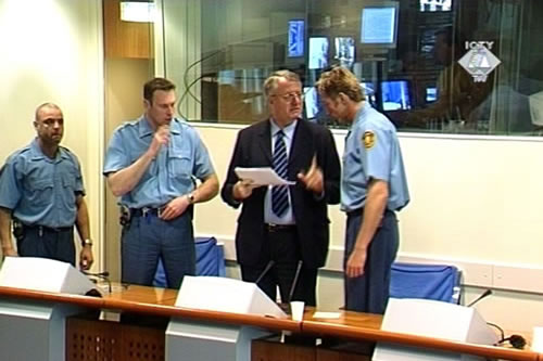 Vojislav Šešelj stoji u sudnici Tribunala