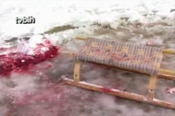 Fotografija mjesta na kojem je 22. januara 1994. godine granata pala među djecu koja su se igrala na snijegu
