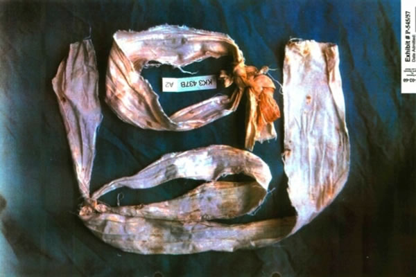 Komadi tekstila pronađenih u srebreničkim masovnim grobnicama 