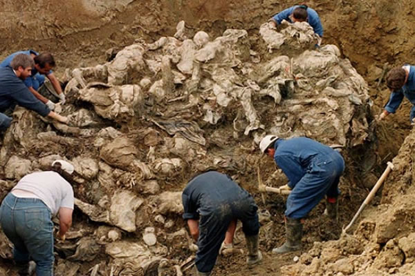 Ekshumacija tijela iz masovne grobnice Tomašica kraj Prijedora
