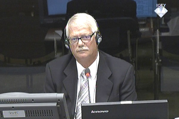 John Russell, svjedok odbrane Ratka Mladića 