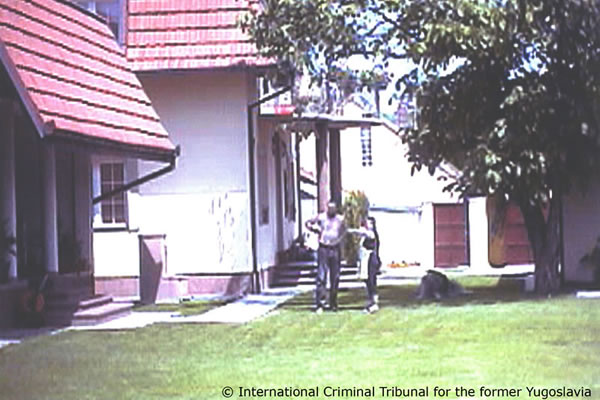 Goran Hadžić u bašti ispred kuće u Novom Sadu
