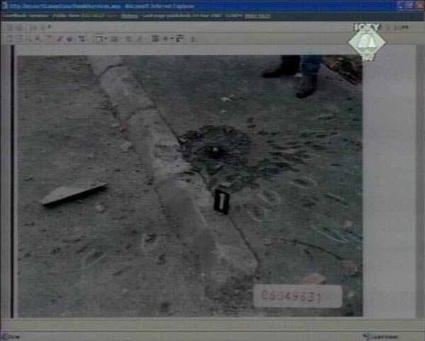 Fotografija kratera i tragova eksplozija na asfaltu, koje Sarajlije nazivaju 
