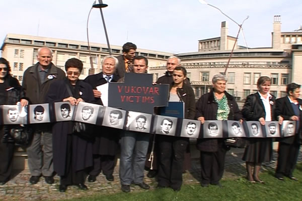 Nekoliko desetina majki i rođaka žrtava ubijenih na Ovčari 20. novembra 1991. godine okupilo se danas ispred Tribunala na protestu pod nazivom 