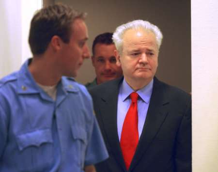 Slobodan Milošević ulazi u sudnicu Tribunala