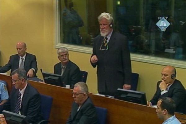 Slobodan Praljak na početku svoje uvodne izjave na suđenju bivšim liderima Herceg Bosne