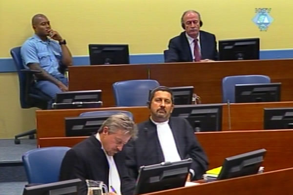 Veselin Šljivančanin sa braniocima u sudnici Tribunala