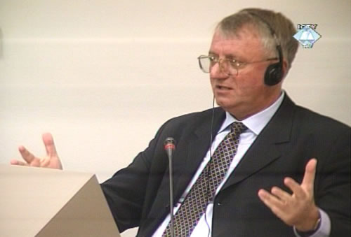 Vojislav Šešelj širi ruke u sudnici Tribunala